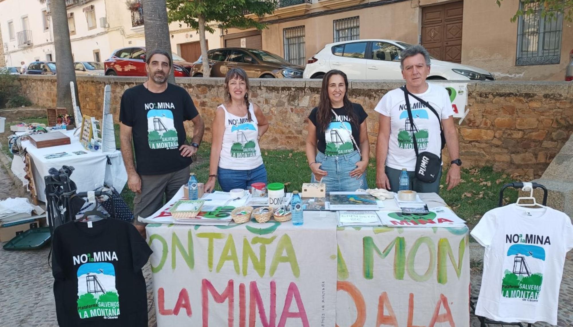 Mesa informativa Salvemos la Montaña